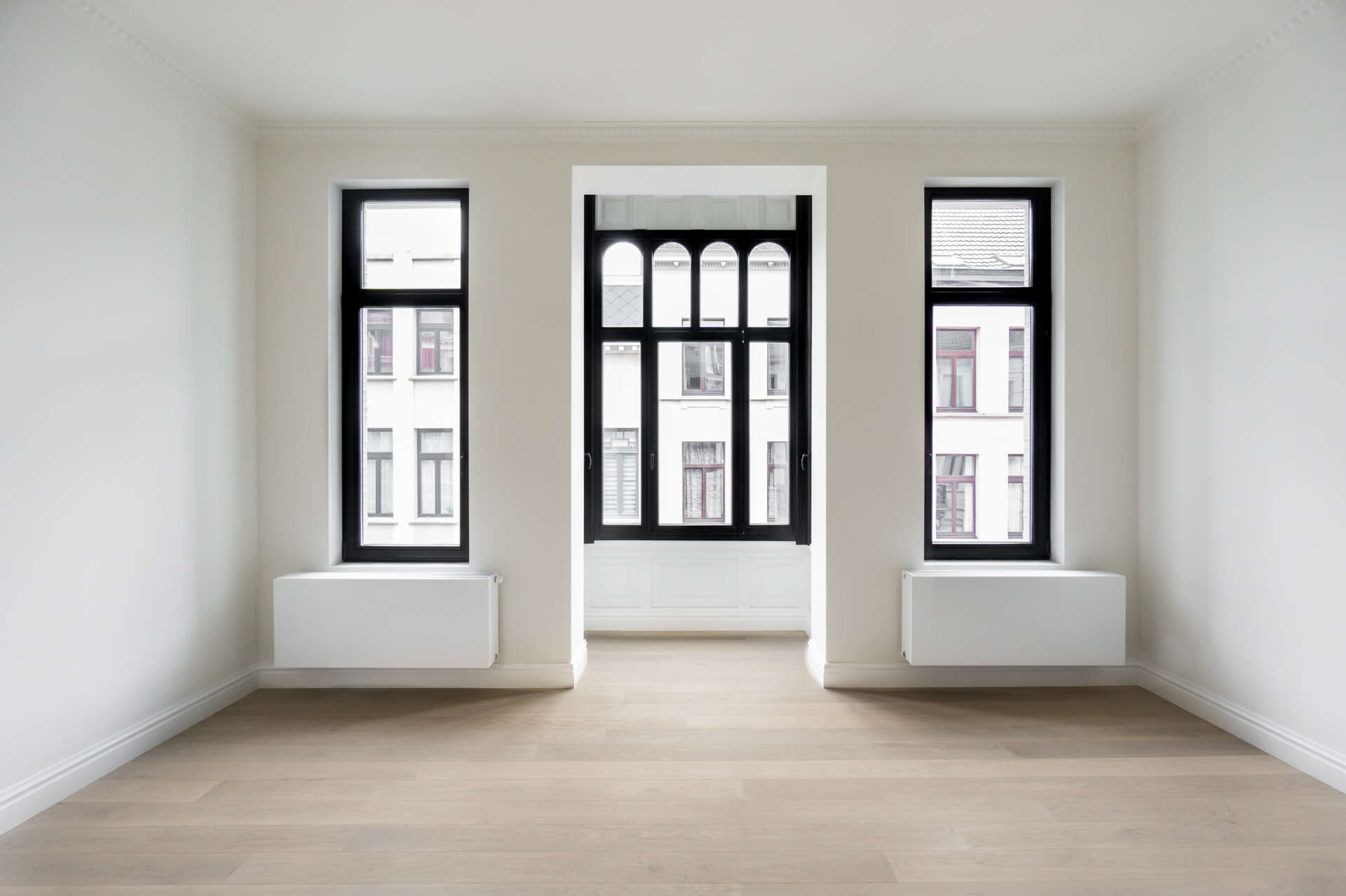 Allewaertstraat krijgt vorm als een bouwproject waarin hedendaagse architectuur en aangenaam wooncomfort elkaar versterken. Het project straalt een rustige, moderne elegantie uit en brengt een evenwicht tussen esthetiek, functionaliteit en leefkwaliteit. Elk detail is doordacht uitgewerkt om een omgeving te creëren die niet alleen visueel aanspreekt, maar ook uitnodigt